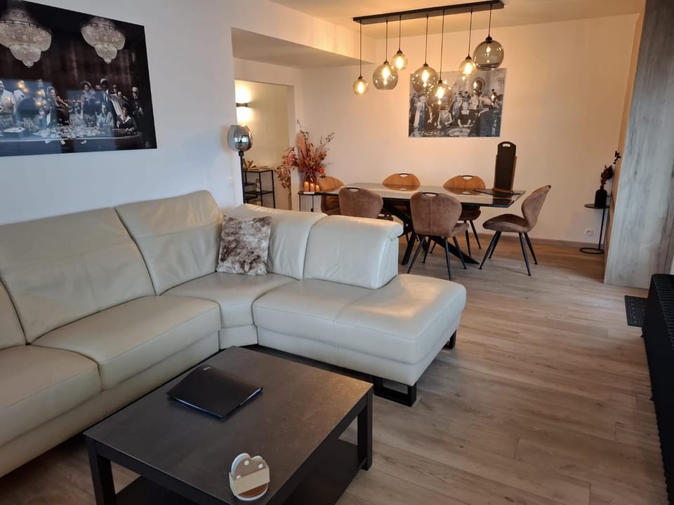 Lichtrijk en comfortabel hoekappartement met gratis parking en zeer centraal gelegen - Comme Chez Soi Apartment in Ostend