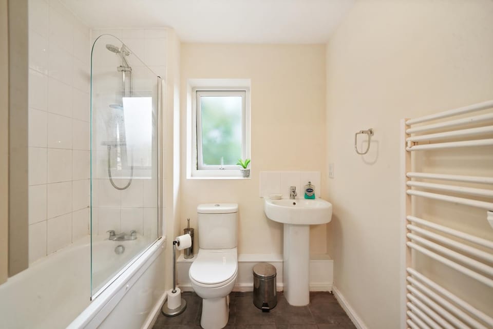 Peaceful 2BR Flat with Historic Bottle Kilns View & Free Parking Located near City Centre Apartment in Stoke-on-Trent