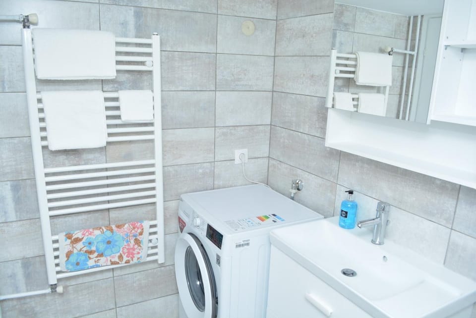 Bathroom, towels, washing machine