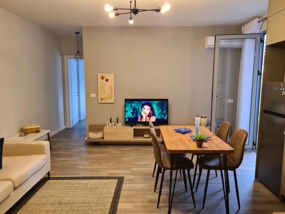 TV and multimedia, Living room, Seating area, Dining area