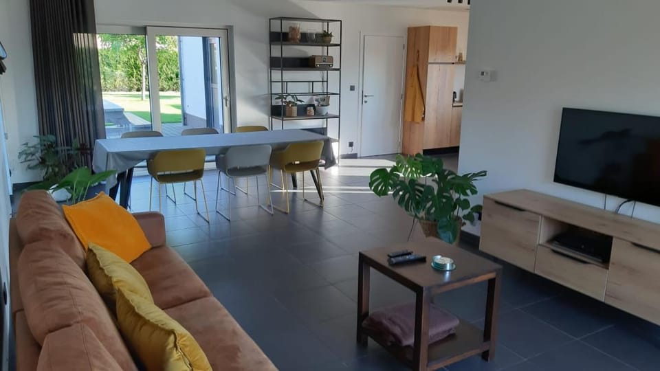 Communal lounge/ TV room, TV and multimedia, Kitchen or kitchenette, Living room, Seating area, Dining area, Evening entertainment