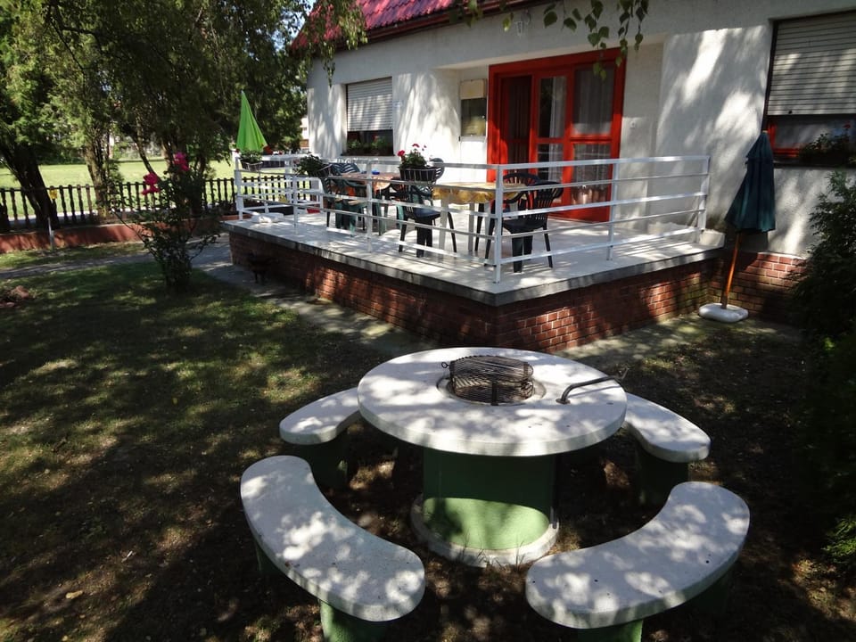 Property building, Patio, BBQ facilities, Garden, Dining area