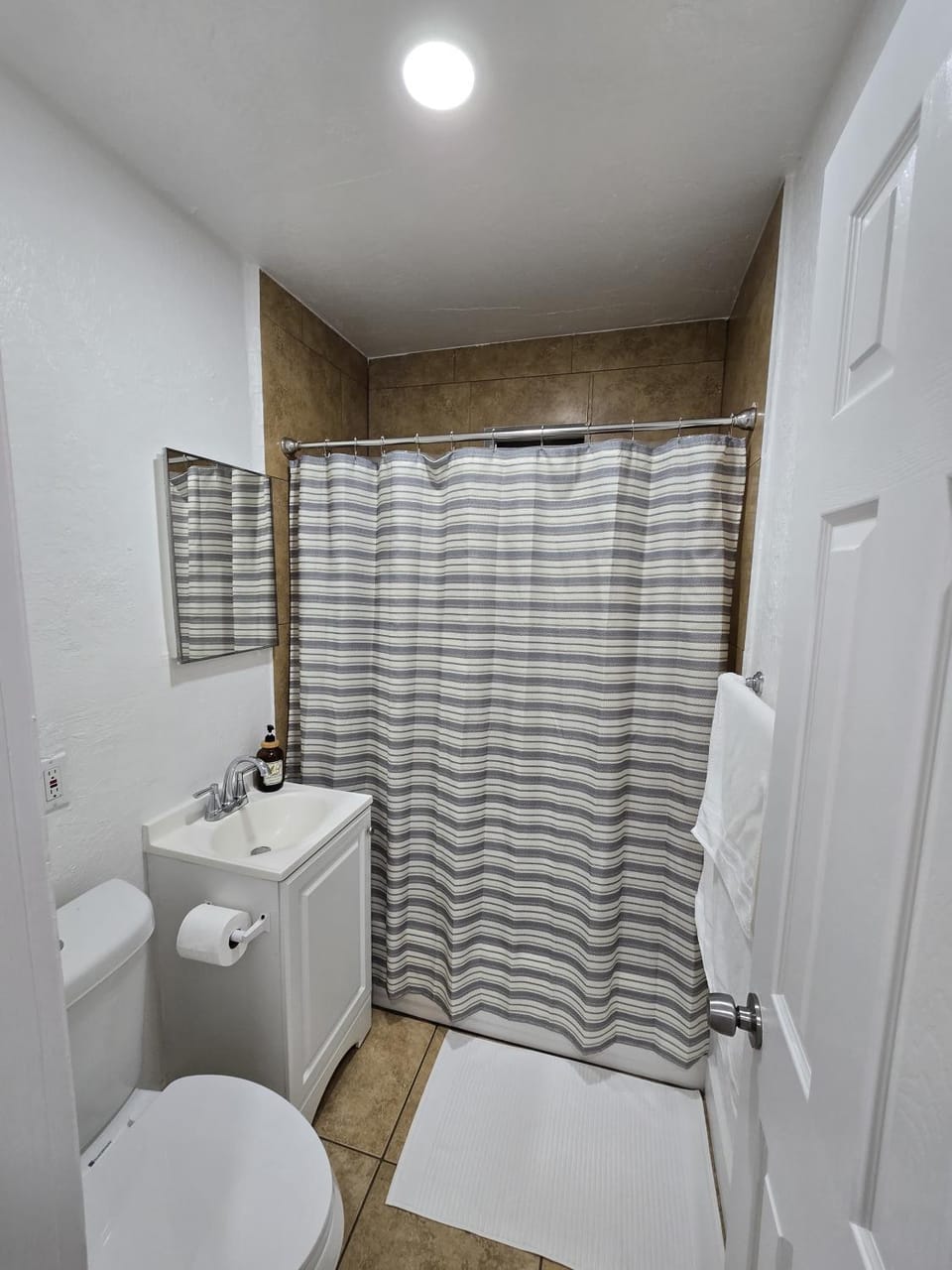 Shower, Toilet, Bathroom, Bath, towels