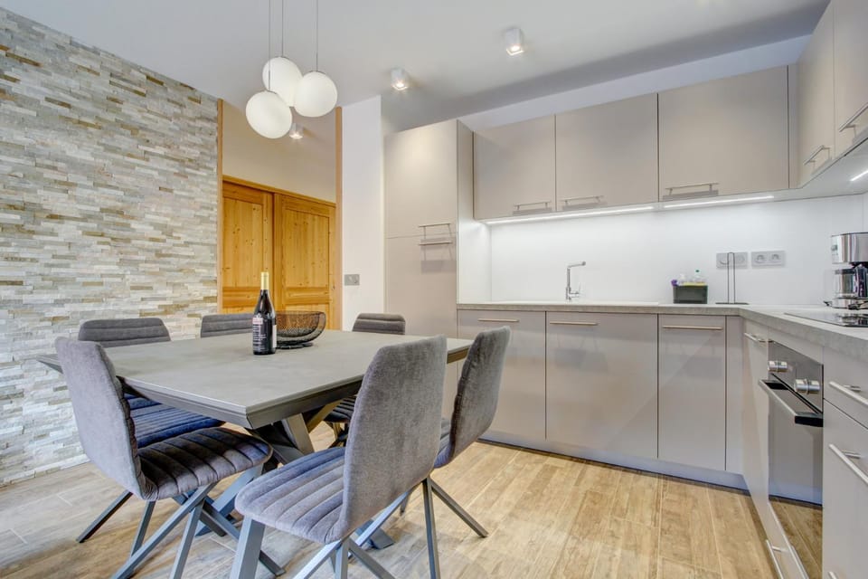 Kitchen or kitchenette, Dining area