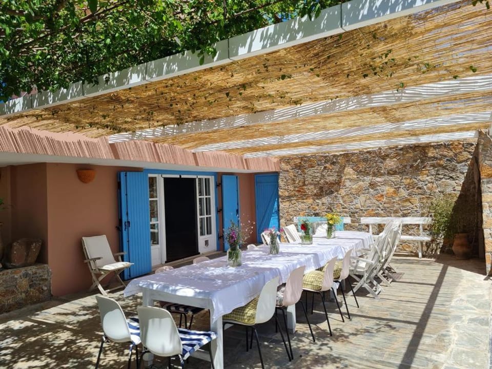 View (from property/room), Balcony/Terrace, Seating area, Garden view, Mountain view, Sea view, Lunch, Dinner, Family, Family, Inner courtyard view
