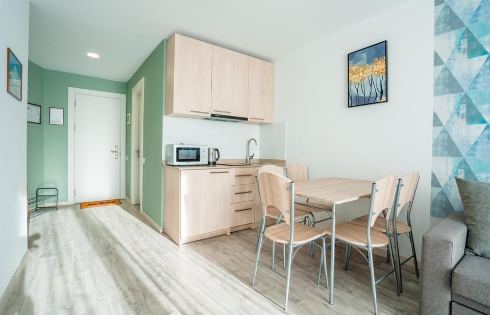 Kitchen or kitchenette, Living room, Seating area, Dining area, minibar, stove