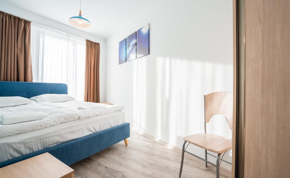 Communal lounge/ TV room, Bed, TV and multimedia, Living room, Photo of the whole room, Seating area, Evening entertainment, Bedroom