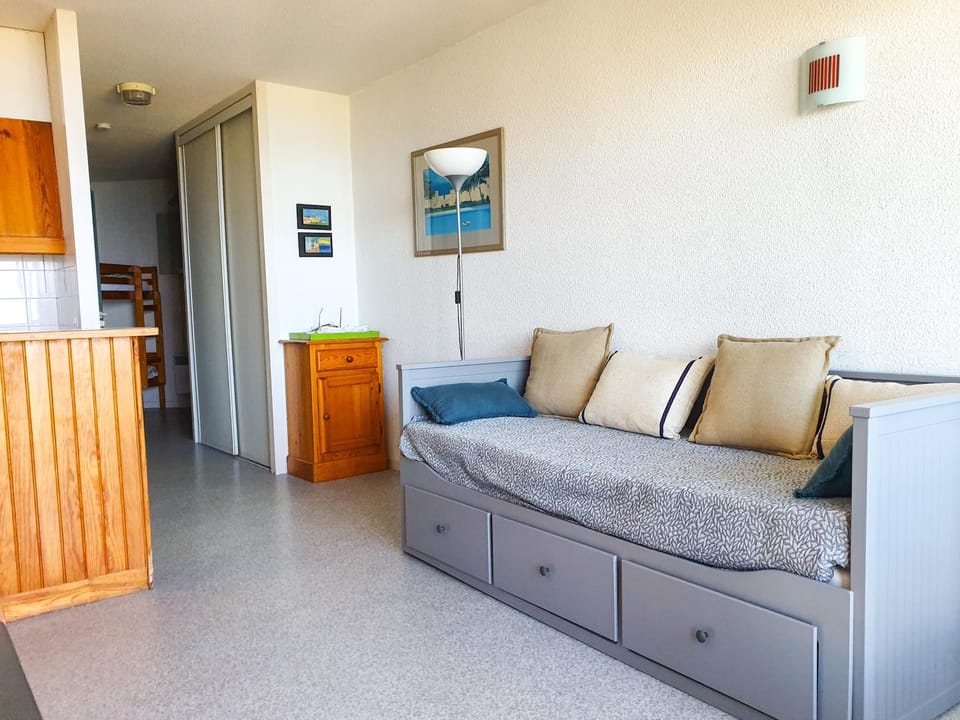 Bed, Living room