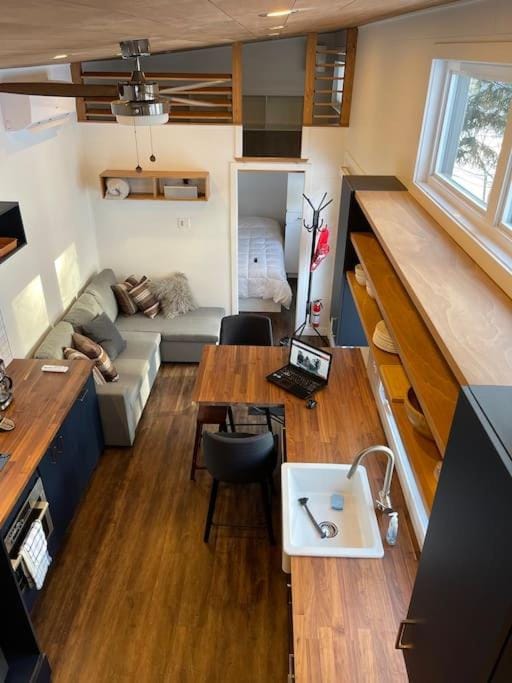 Kitchen or kitchenette, Living room, Seating area, Dining area