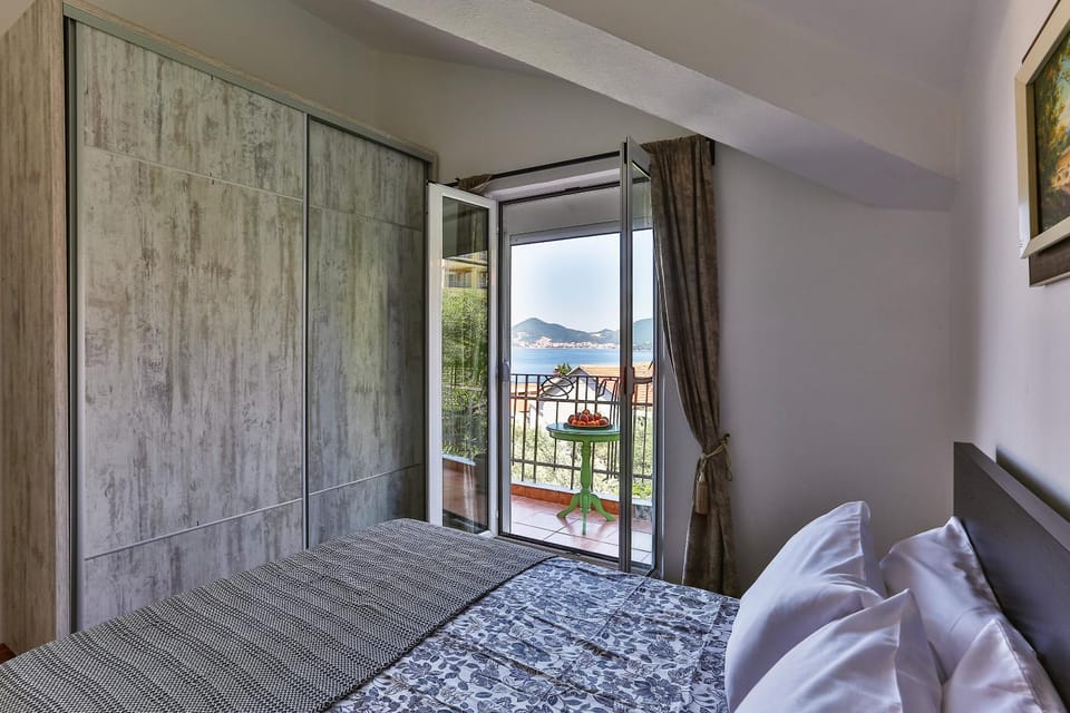 Bed, Balcony/Terrace, Photo of the whole room, Bedroom, Sea view