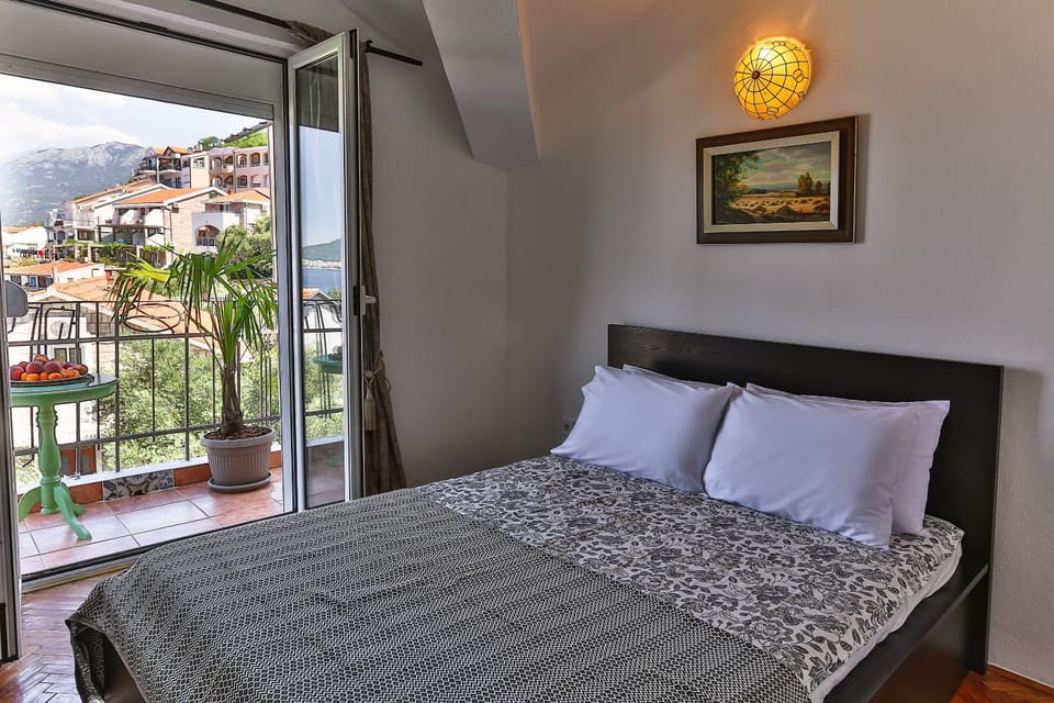 Bed, Balcony/Terrace, Photo of the whole room, Bedroom, Sea view
