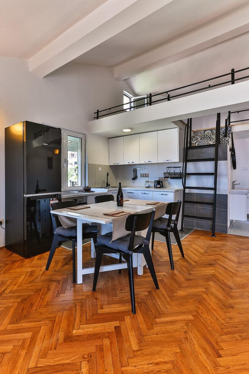 Dining area, kitchen