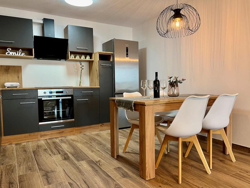 Dining area, kitchen