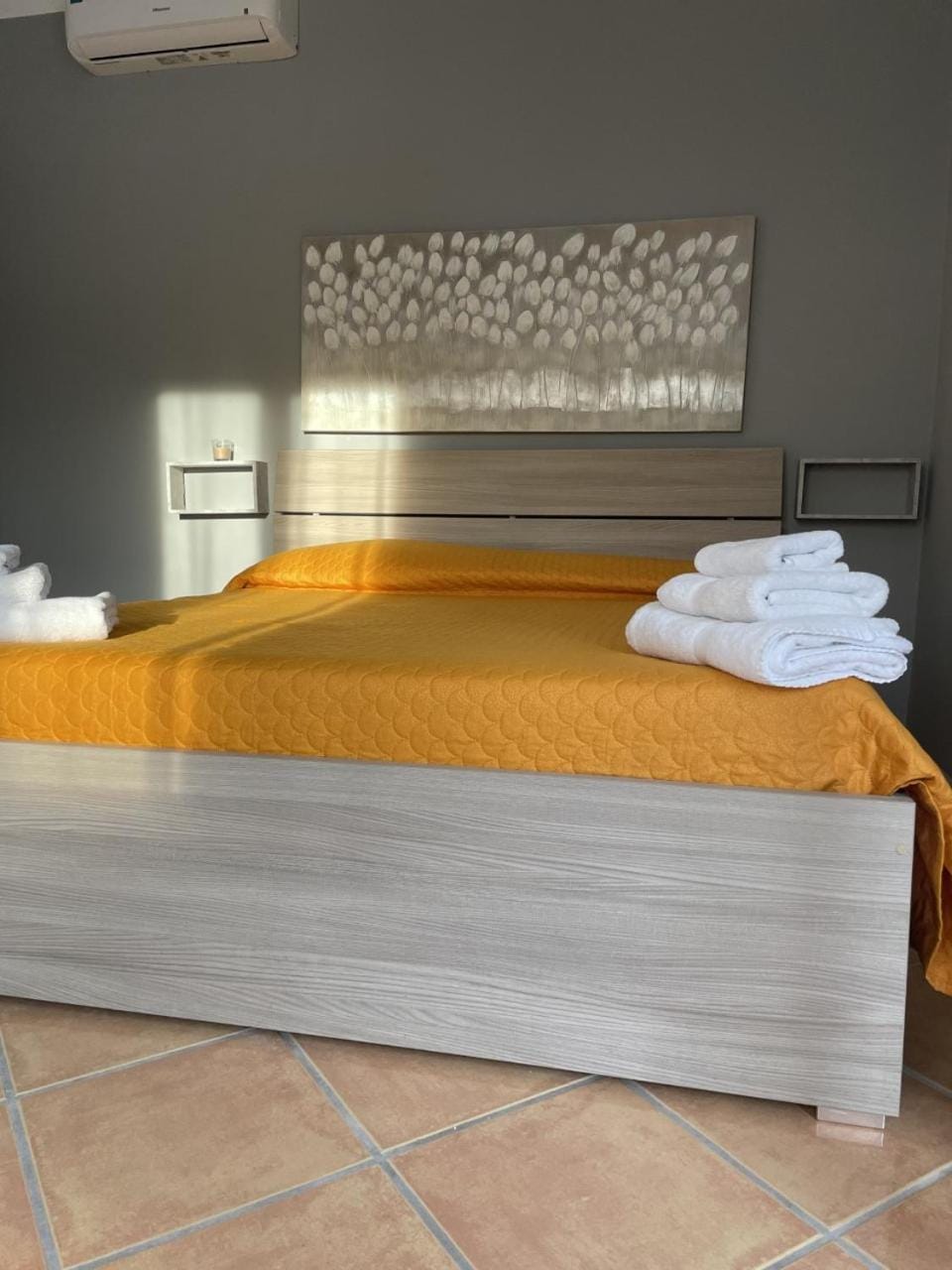 Bed, Photo of the whole room, Bedroom, towels