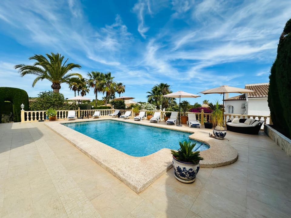 Property building, Day, Garden, Pool view, Swimming pool, sunbed
