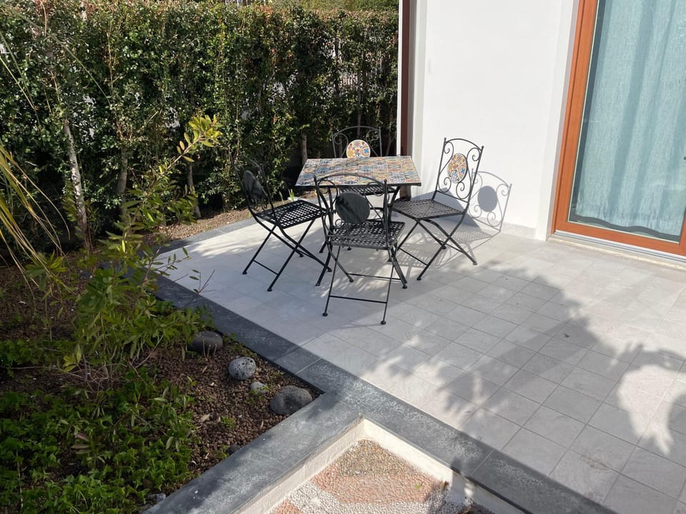 Property building, Patio, Spring, Day, Garden, View (from property/room), Balcony/Terrace, Dining area, Garden view