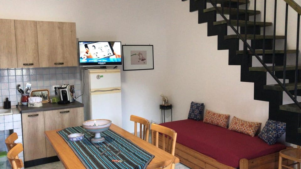 TV and multimedia, Coffee/tea facilities, Kitchen or kitchenette, Living room, Seating area, Dining area, stove