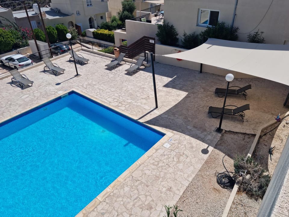 Swimming pool, sunbed