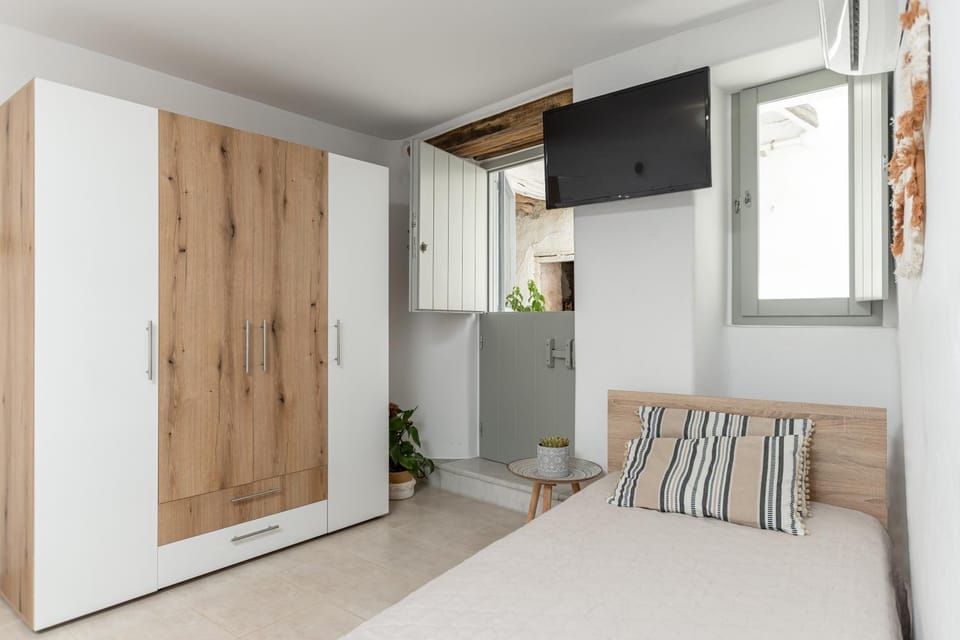 TV and multimedia, wardrobe, air conditioner