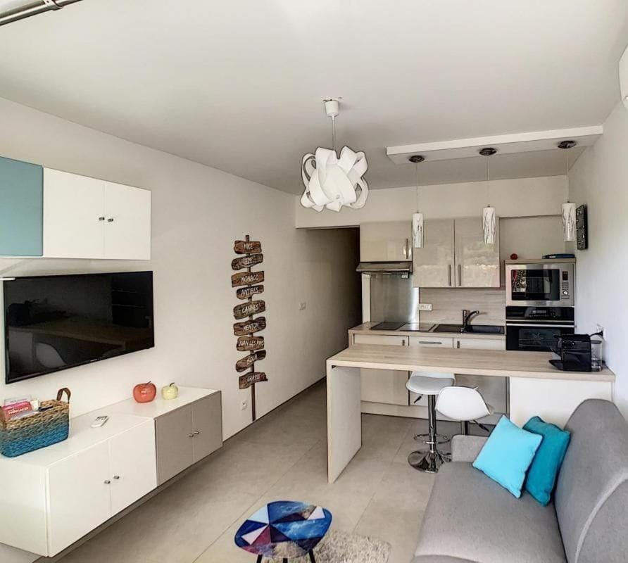 Kitchen or kitchenette, Living room, Seating area, Dining area