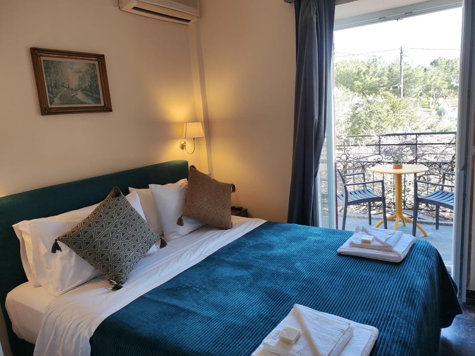 Bed, Balcony/Terrace, Photo of the whole room, Bedroom