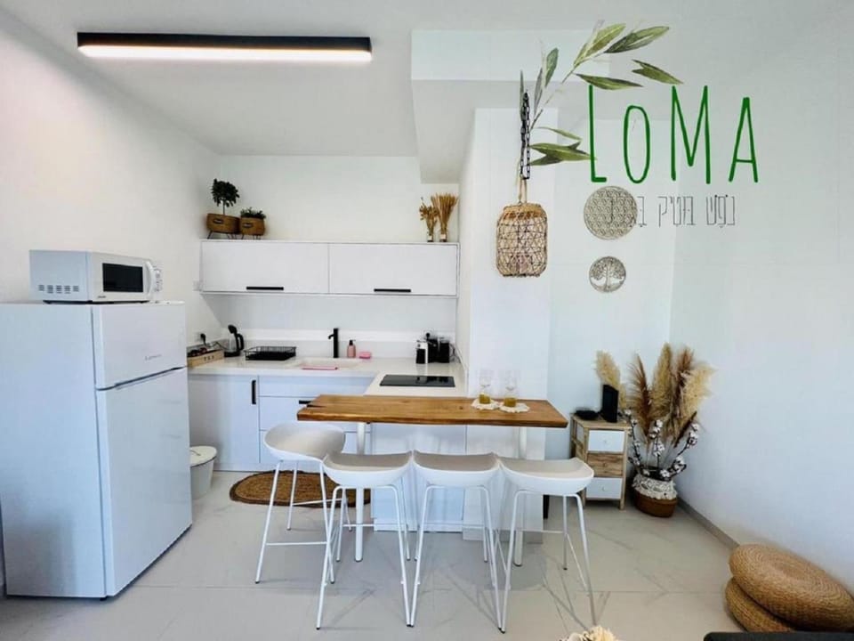 Coffee/tea facilities, Kitchen or kitchenette, Dining area, oven, stove, toaster