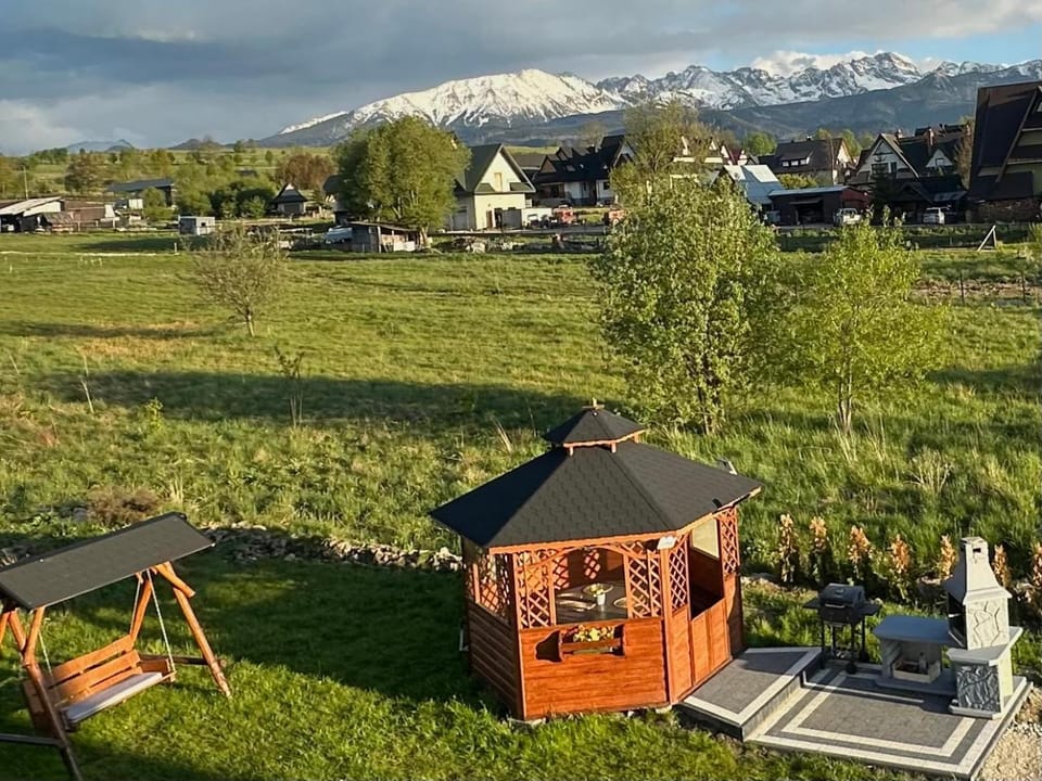 Spring, Day, Natural landscape, BBQ facilities, Mountain view, fireplace
