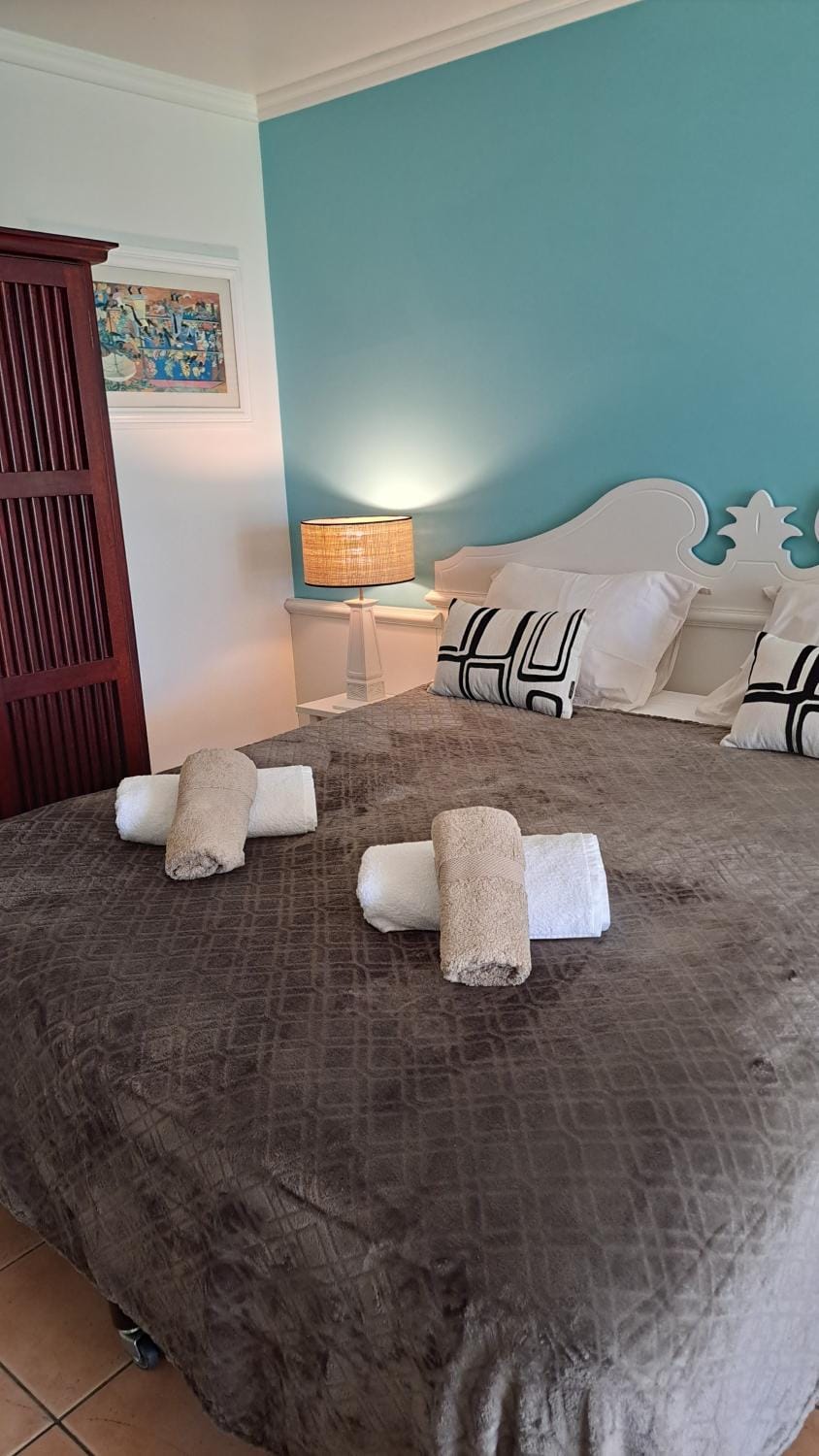 Bed, towels
