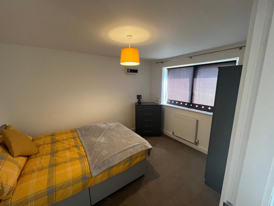 MASSIVE 4 Bedroom 9 Person 3 Bathroom HOUSE Apartment in Hull