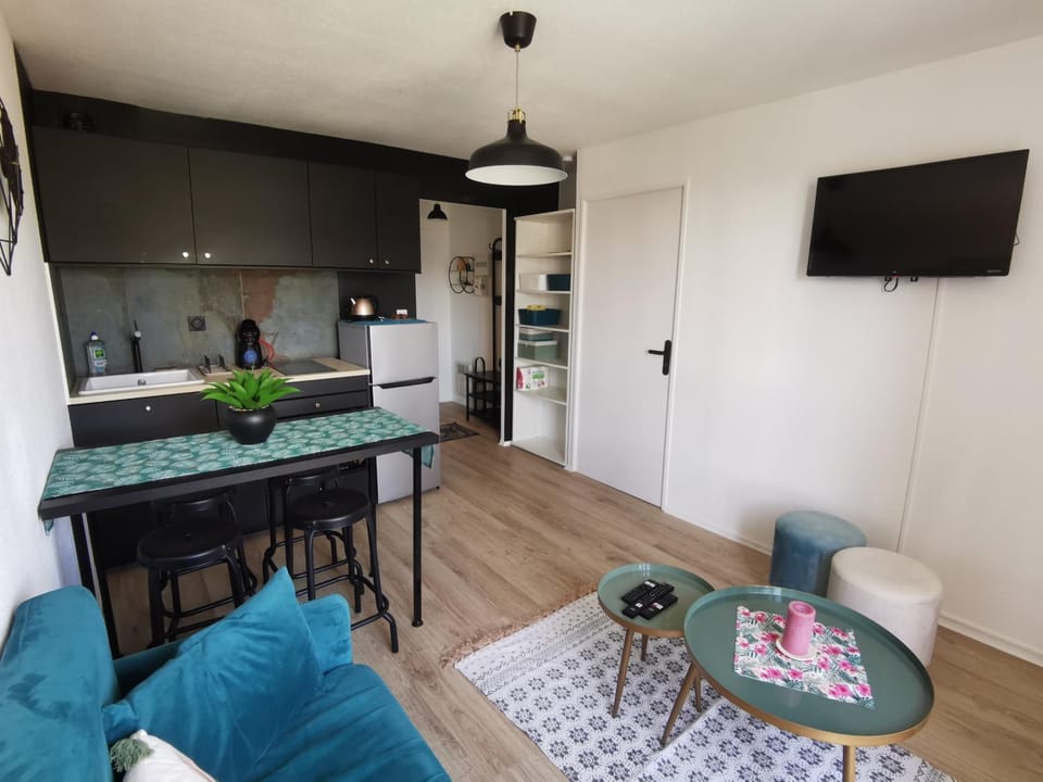 Kitchen or kitchenette, Living room, Dining area