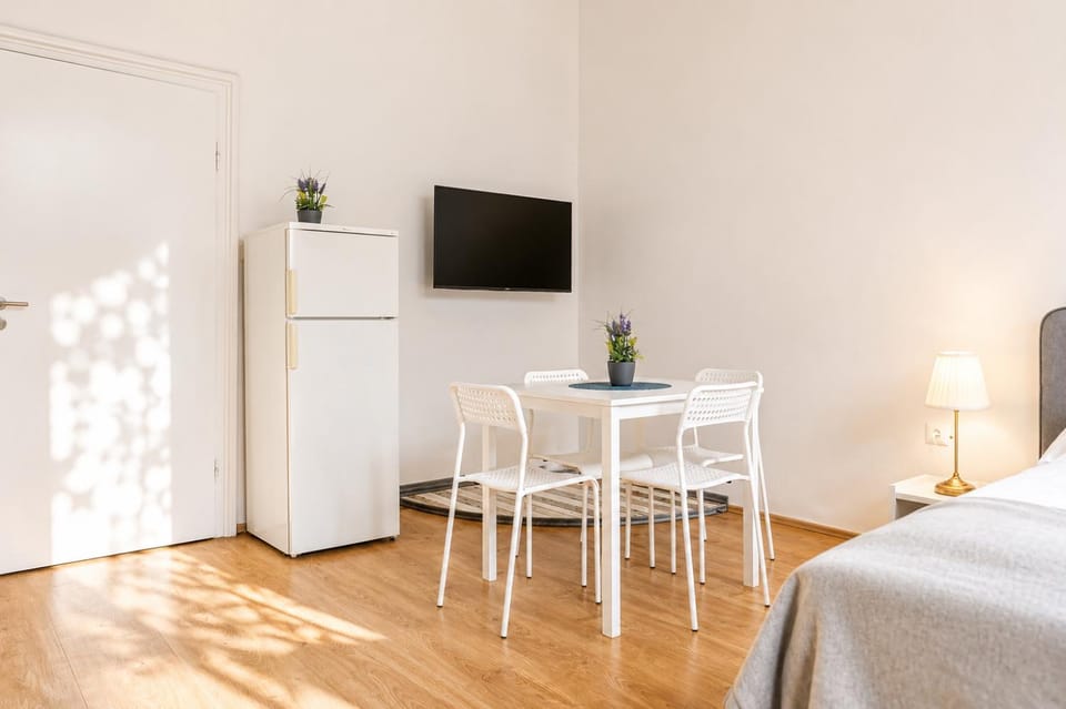 Bed, TV and multimedia, Dining area, Bedroom