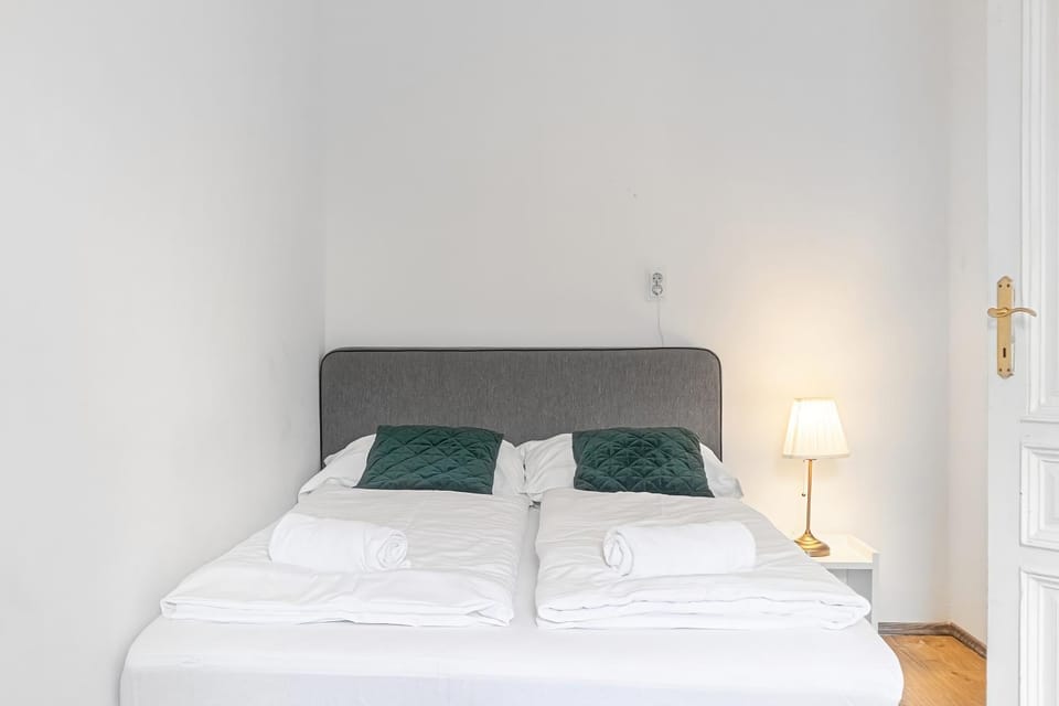 Bed, Bedroom, towels