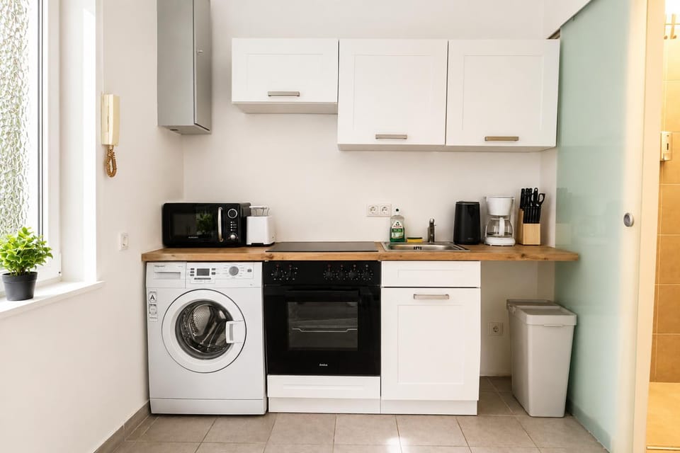 Coffee/tea facilities, Kitchen or kitchenette, oven, stove, toaster, washing machine