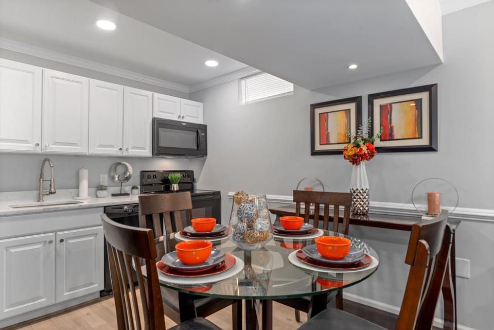 Kitchen or kitchenette, Dining area