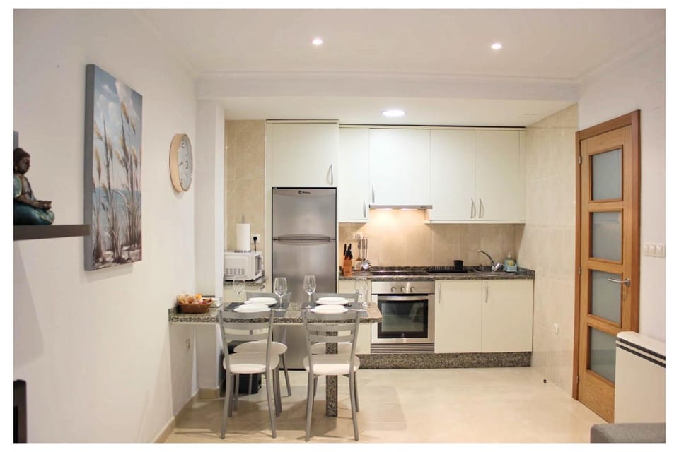 Kitchen or kitchenette, Dining area, oven