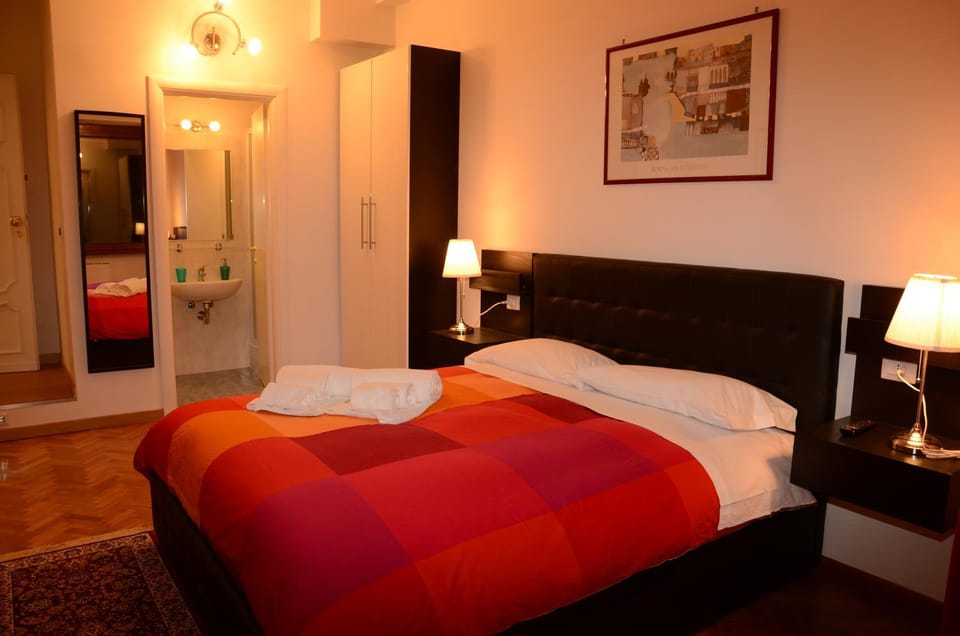 Bathroom, TV and multimedia, Coffee/tea facilities, Living room, Decorative detail, Bedroom
