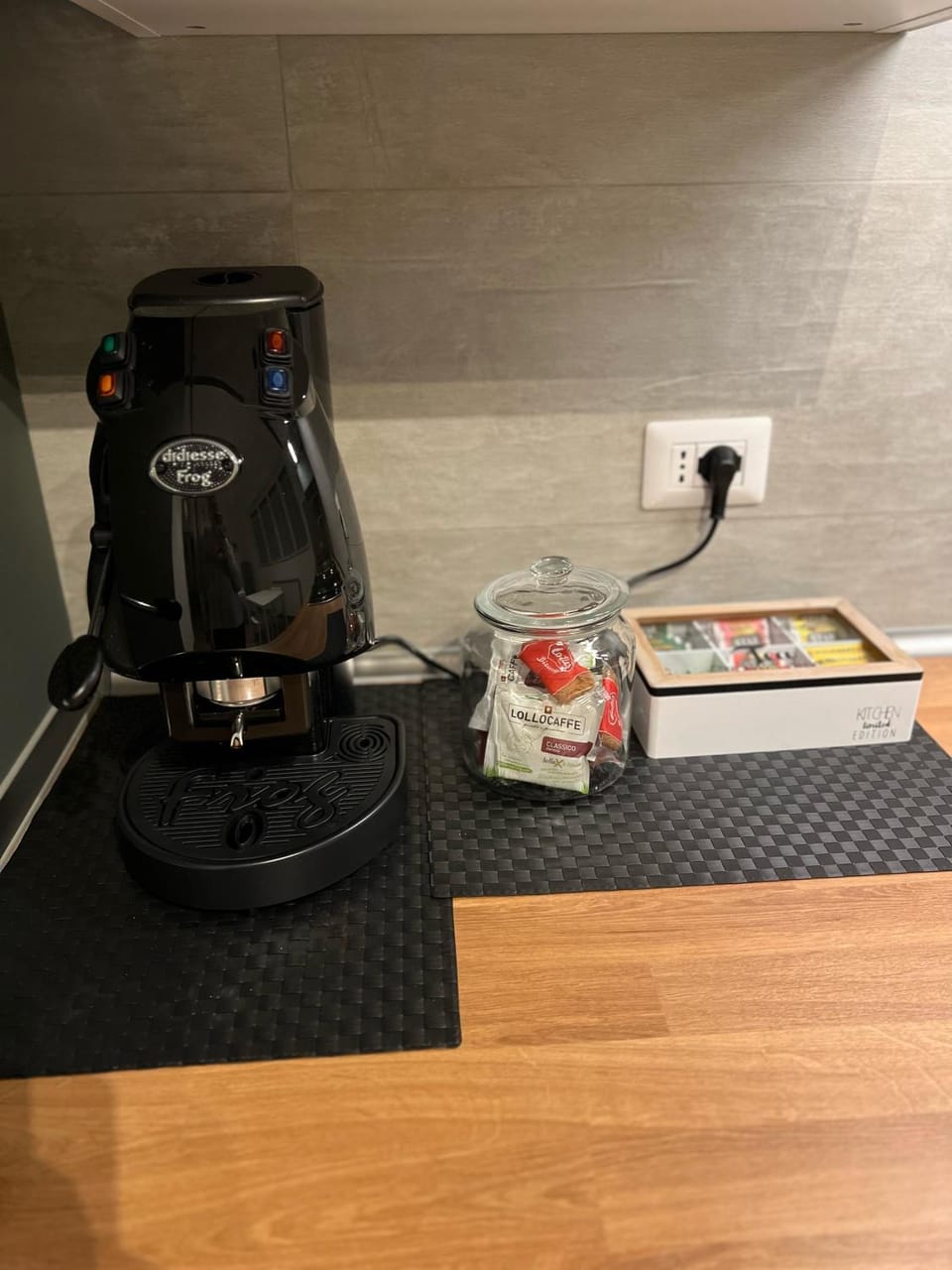 Coffee/tea facilities, Kitchen or kitchenette, Living room, Breakfast, Breakfast