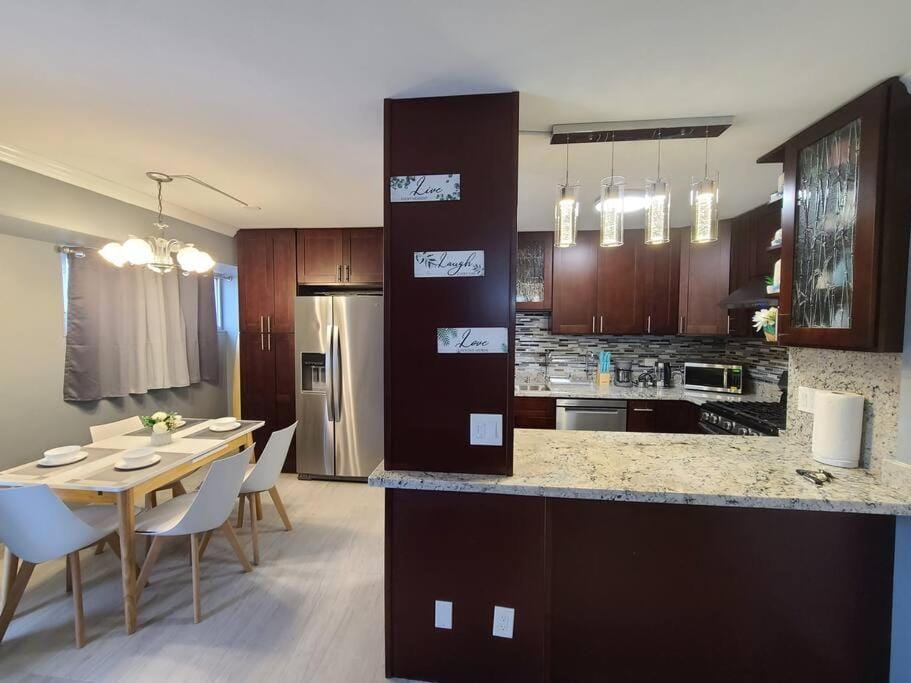 Lovely Condo 2 Bedrooms, 2 bathrooms, free 1 Parking at Waikiki Beach Apartment in Honolulu