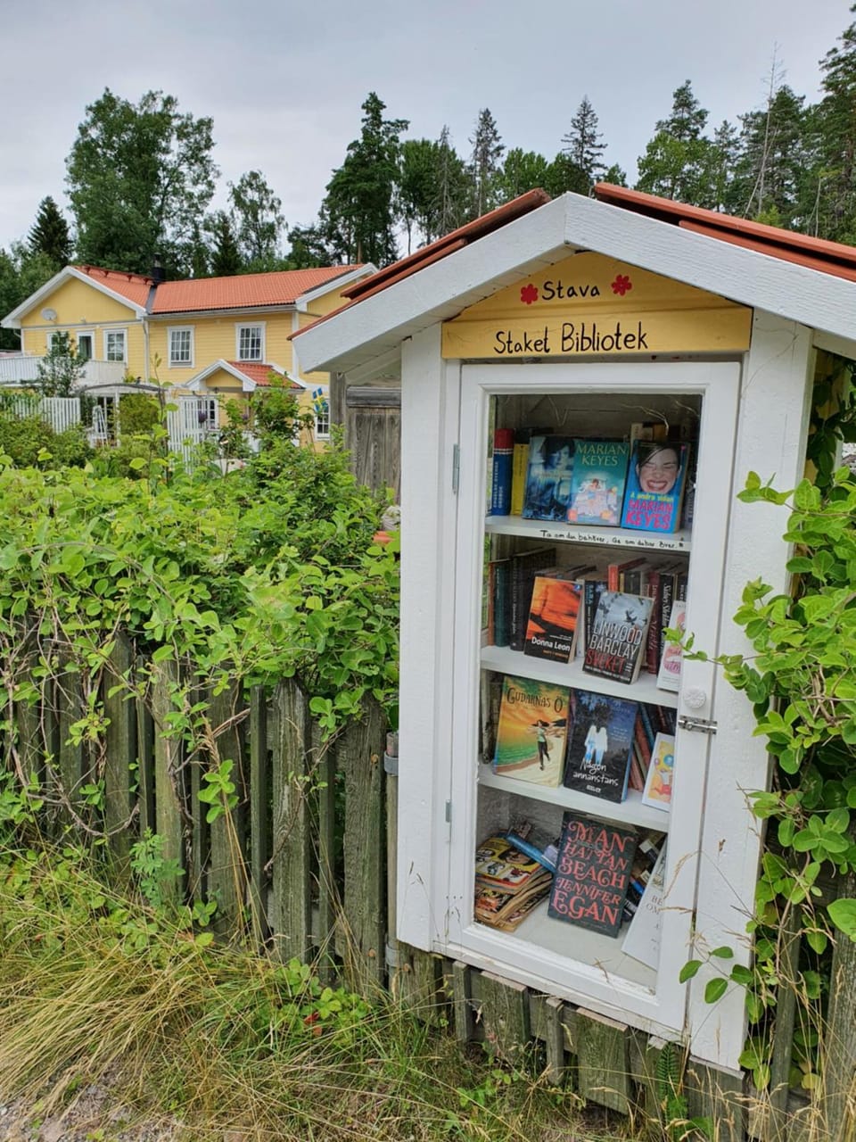 Sjönära liten stuga med sovloft, toilet in separate small house, only OUTDOOR shower! House in Stockholm County