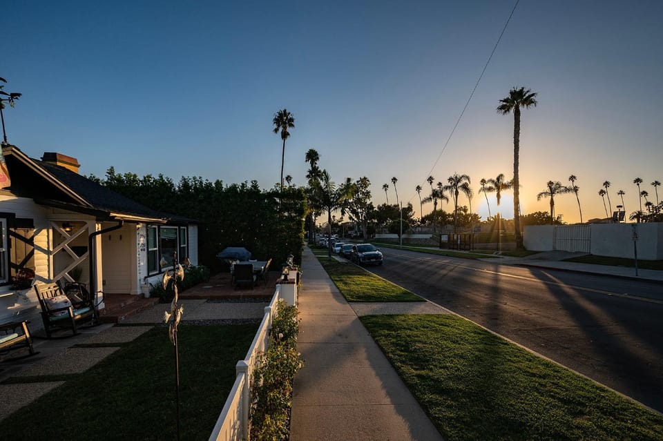 Cute Home 7 Blocks To Beach, XBOX, Bikes, Pets House in Huntington Beach