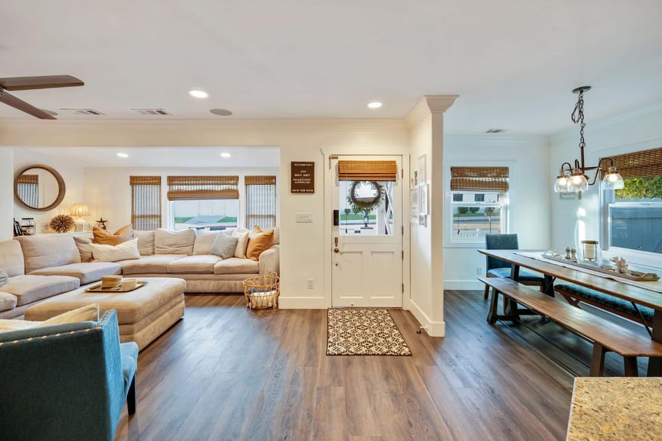 Cute Home 7 Blocks To Beach, XBOX, Bikes, Pets House in Huntington Beach
