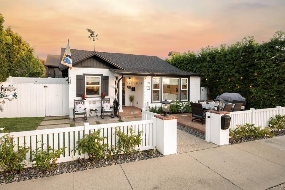 Cute Home 7 Blocks To Beach, XBOX, Bikes, Pets House in Huntington Beach