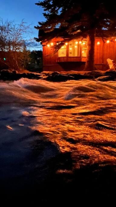 Thorpe On The Water. Creekside Nederland Cabin. Cabin in Nederland