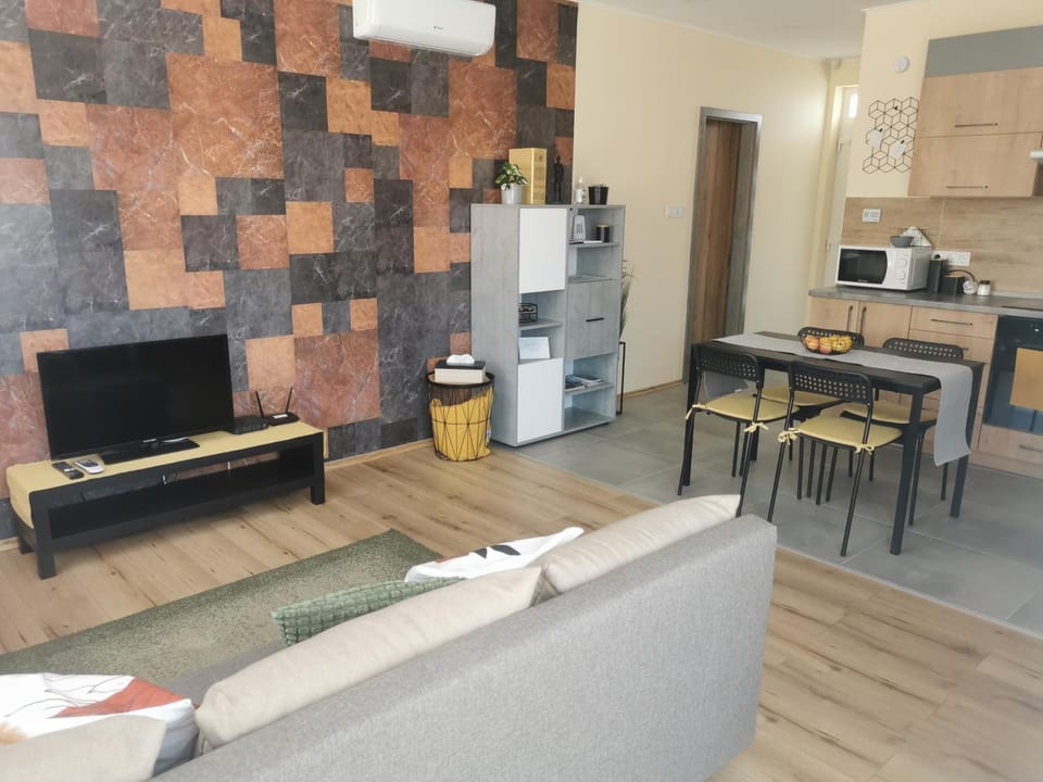 TV and multimedia, Living room, Seating area, Dining area