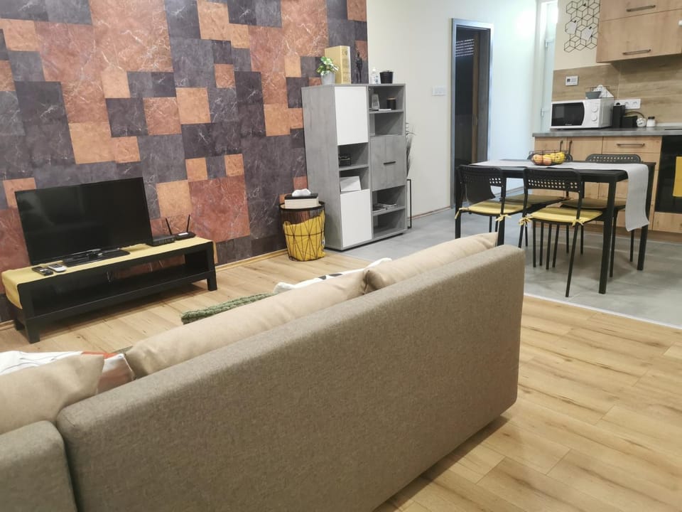 TV and multimedia, Living room, Seating area, Dining area