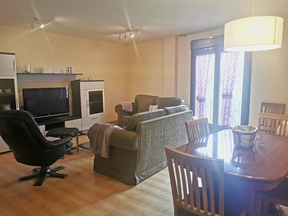 Communal lounge/ TV room, Living room, Seating area, Dining area, hair dresser