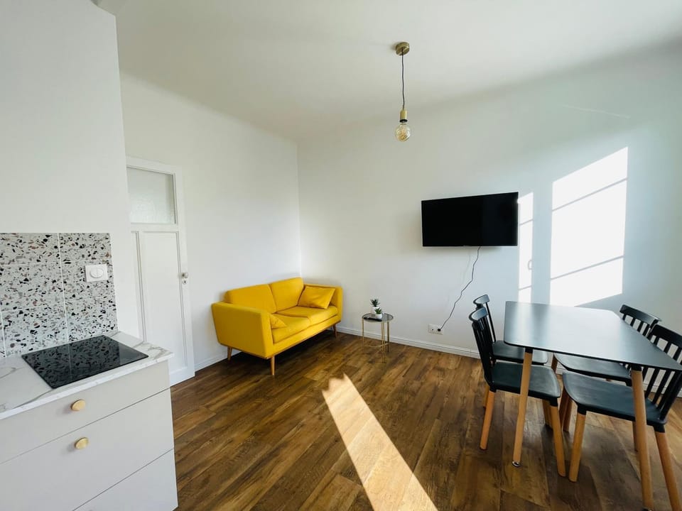 TV and multimedia, Living room, Dining area
