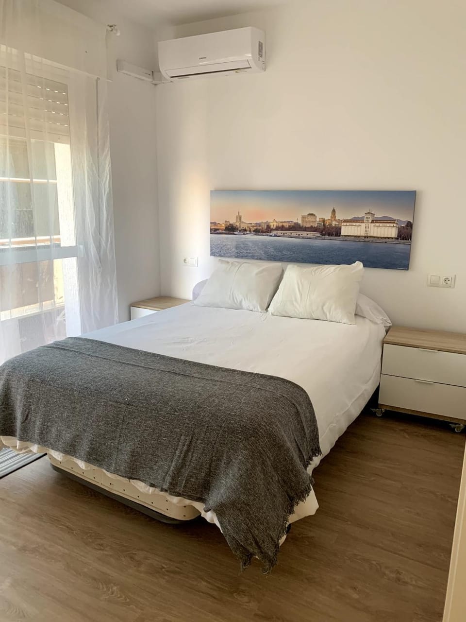 Bed, Photo of the whole room, Bedroom, air conditioner