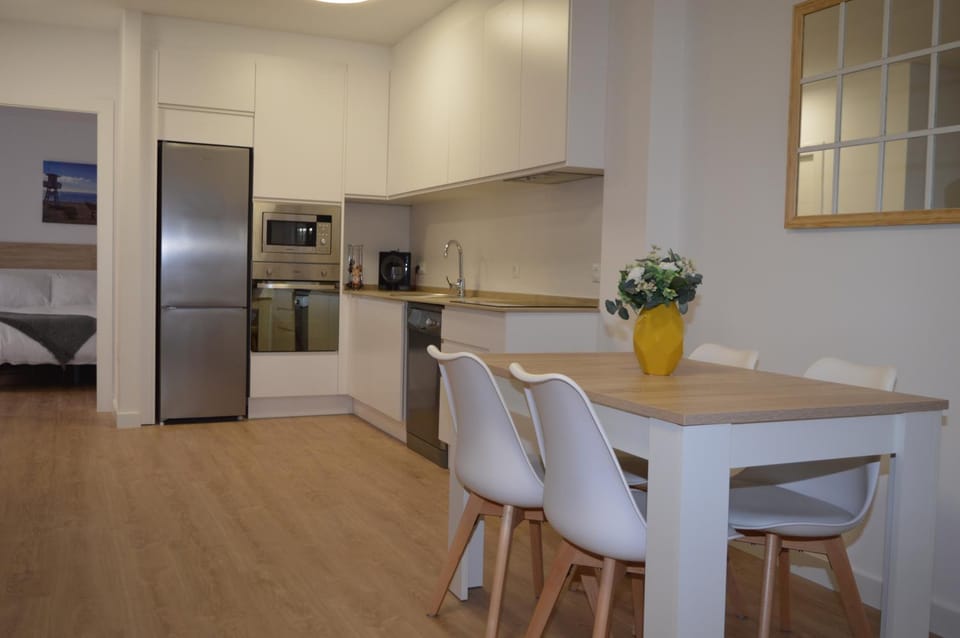 Kitchen or kitchenette, Dining area, minibar, pet friendly, stove