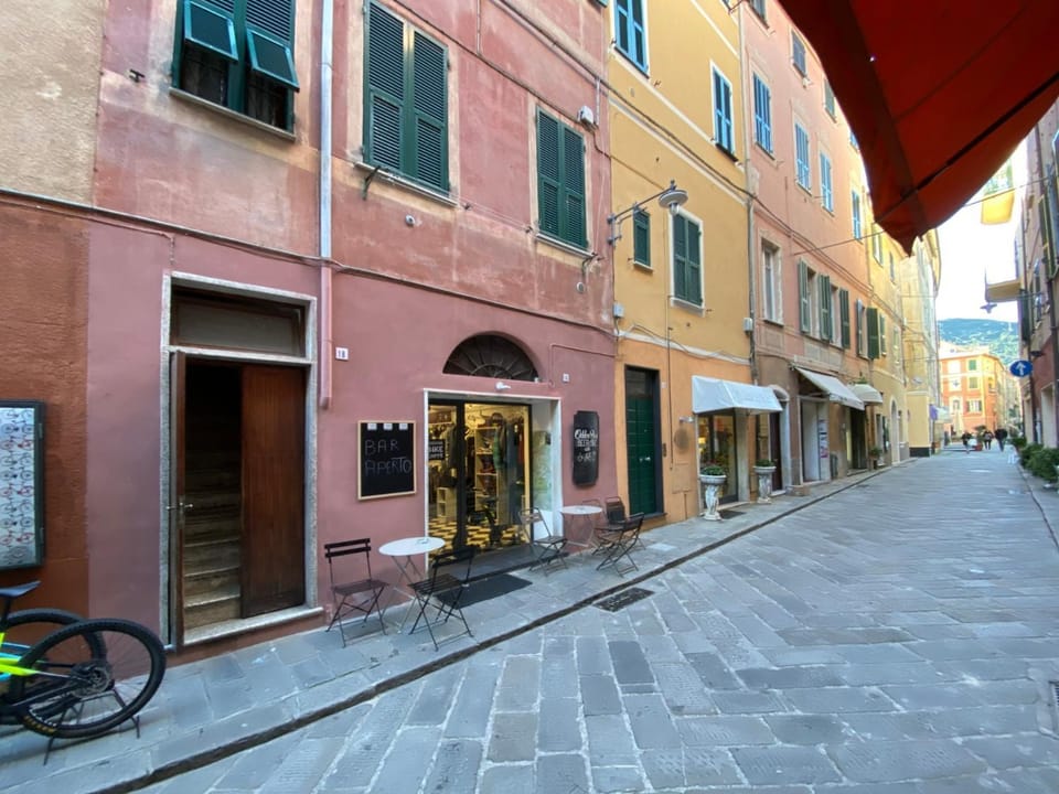 Facade/entrance, Neighbourhood